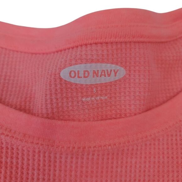 Old Navy Slim-Fit Holiday Flamingo Sleigh Graphic Thermal Knit Top Size Small - Picture 9 of 13